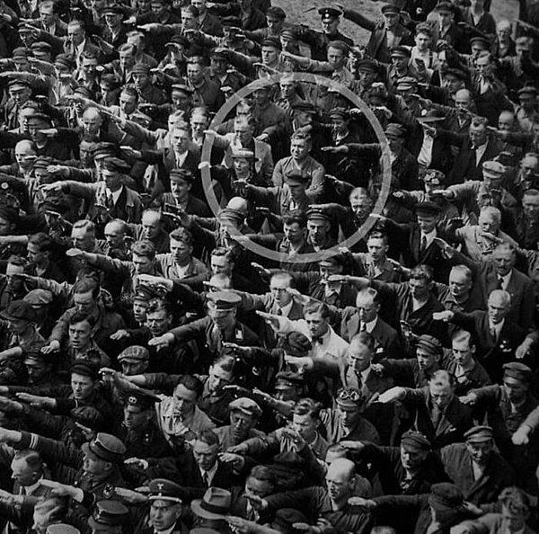 9. 1936 yılında Nazi selamı yapmayı reddeden bir adam 👇