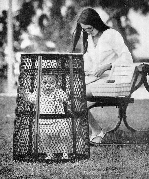 16. 1969 yılında parkta bebeğini zapt etmek için üzerine çöp kutusu kapatan anne 👇