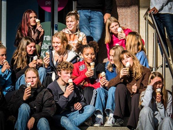 Danimarka'da Sosyal Demokrat hükümet, gençler arasında alkol tüketimini de azaltmayı amaçlarken, % 16,5'ten az alkol içeren tüm içecekleri satın alma yaş sınırının 16'dan 18'e yükseltilmeyi planladığını aktarmıştı.