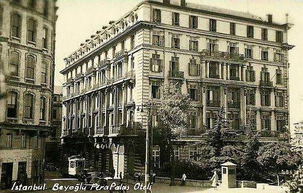 Türkiye'nin Avrupa standartlarındaki ilk oteli olan Pera Palas, tarihler 1895'i gösterdiğinde özel bir balo ile açılış yaptı.