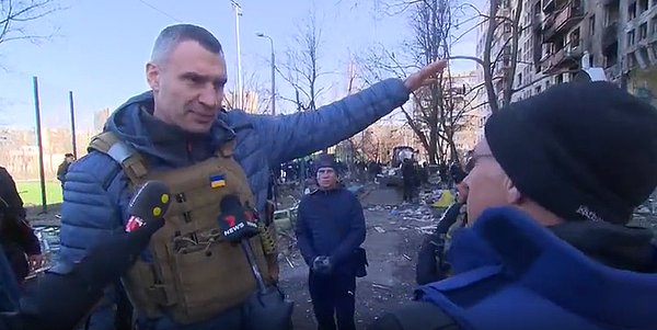 Vitali Kliçko ise vurulan sivil binayı göstererek, 'Affedersiniz ama saçmalık. Hani nerede askeri hedef? Bu muymuş askeri hedef?' dedi.