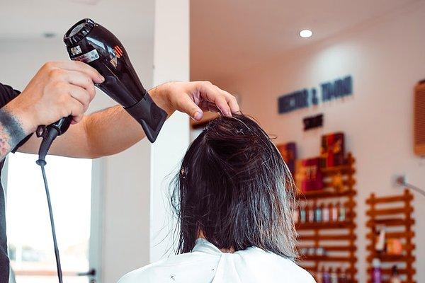 6. Kurutma şekliniz saçınıza zarar verebilir. Saçınızı fön makinesi ile kurutmak veya kendi başına kurumaya bırakmak pek fark oluşturmaz.
