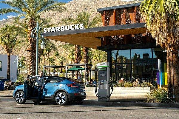 1. Biz zam, enflasyon derken... Volvo'yla iş birliği yapan Starbucks kahve içerken araçların şarjını dolduracak!