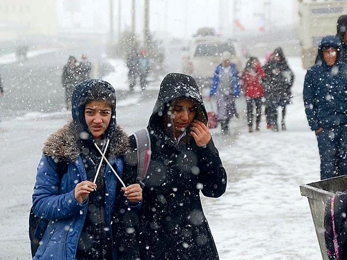 İki İlde Daha Eğitime Kar Engeldi! 17 Mart Tatil mi? İşte 17 Mart'ta Okulların Tatil Olduğu O İller...