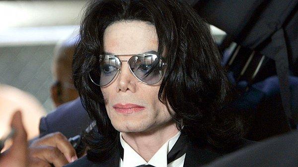 Milyonlarca kez izlenen videonun yorumlarında geri dönecek ismin Michael Jackson olabileceği tartışıldı.