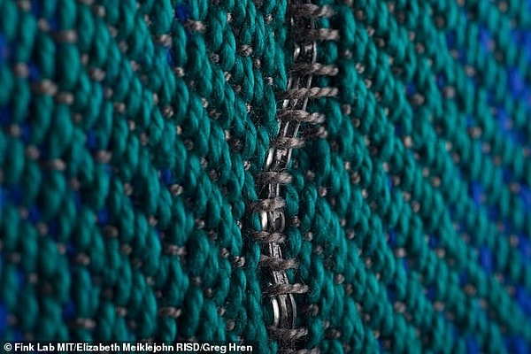 Чтобы улавливать эти незаметные сигналы, исследователи создали гибкое волокно, которое при вплетении в ткань изгибается вместе с тканью, как морские водоросли на поверхности океана.