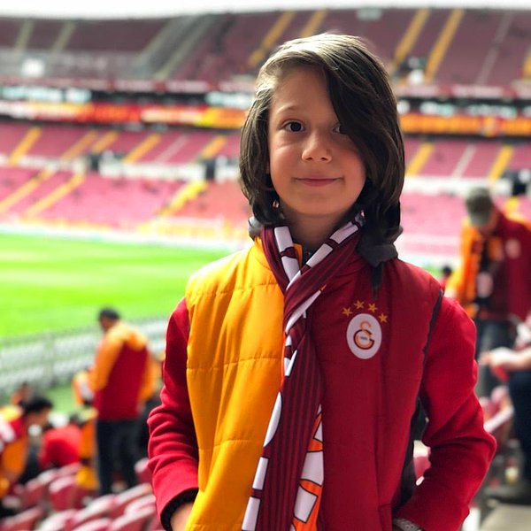 Sık sık tribünlerde bulunan Oğuz Arda Sel'i Galatasaray yönetimi de hiçbir koşulda unutmuyor.