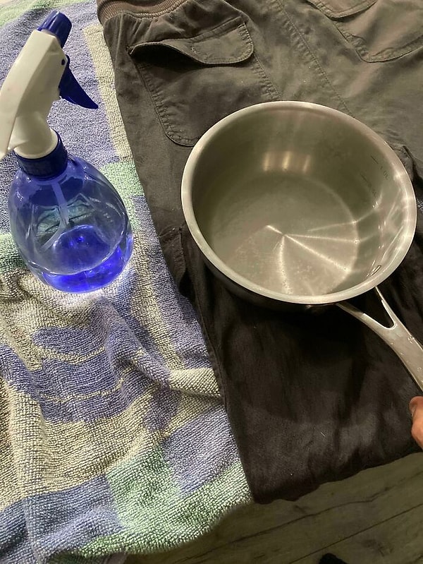 9. Моя невеста хотела выровнять карманы утюгом, но поняла, что у нас его нет. Показал ей, что вы можете получить, используя кастрюлю с кипящей водой и бутылку с распылителем. Думаю, взросление в бедности может пригодиться