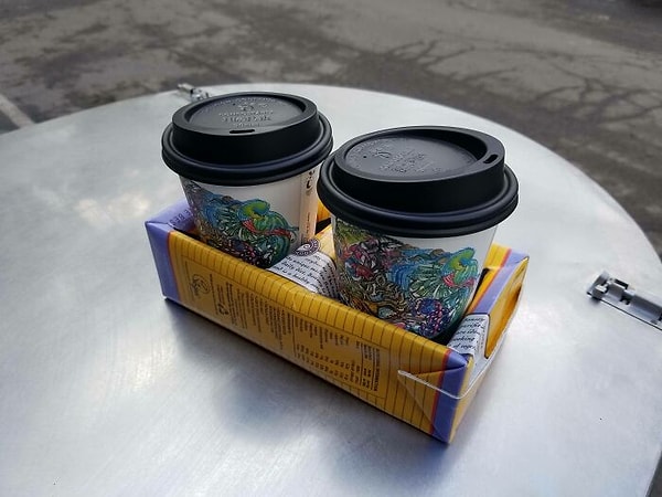 10. Только что обнаружил, что старые картонные коробки можно использовать в качестве подносов для кофе!