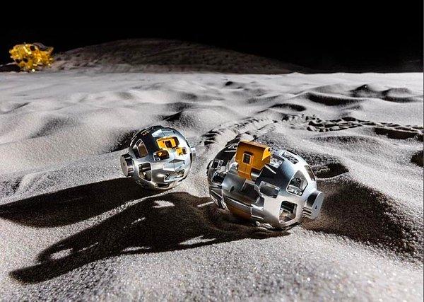 8. Japon oyuncak üreticisi Tomy, Ay yüzeyini keşfetmek üzere üretilen mini robotunu tanıttı. Robotun keşif ve sonda kapasitelerini test etmek için gelecek bir yıl içerisinde iki kez Ay'a gönderilmesi planlanıyor.