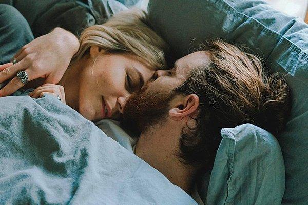 Better Sleep Council tarafından yapılan bir araştırmaya göre, partnerinizle ayrı yataklarda yatarak daha rahat bir uyku çekebilir ve ilişkinizi kurtarabilirsiniz.