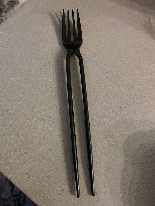 11. Тайская еда пришла с этим: палочки для еды и вилка в одном