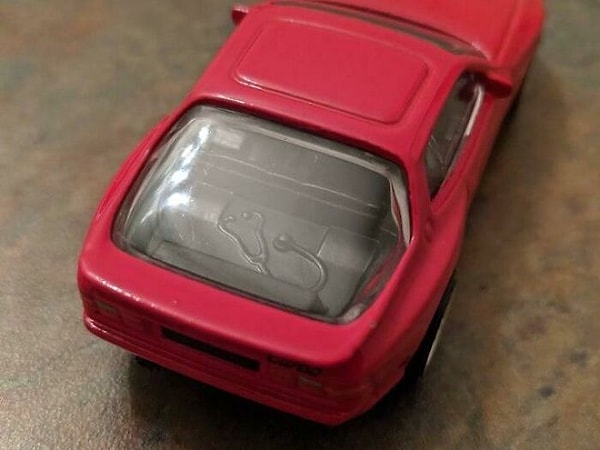 12. У дизайнера Porsche 944 Hot Wheel был рак, стетоскоп был добавлен Рю, чтобы отдать дань уважения его врачу-онкологу, который водил 944. Покойся с миром, Рю Асада