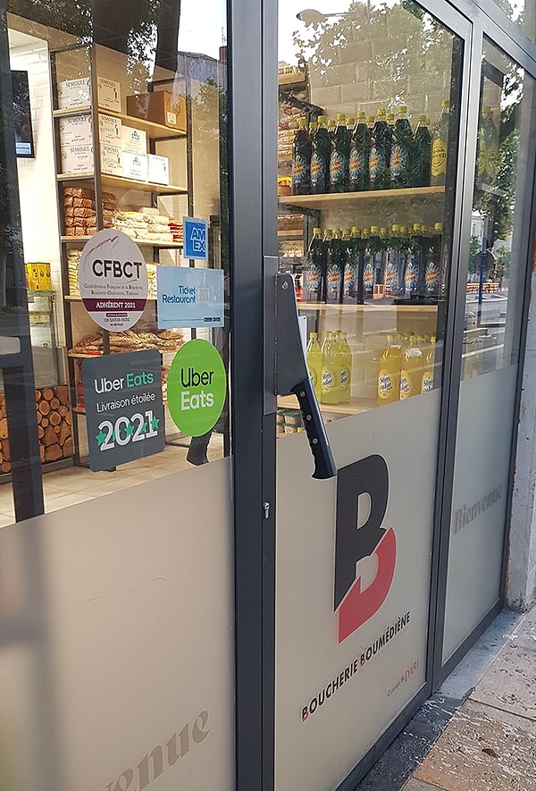 13. Дверная ручка у магазина, где продают мясо