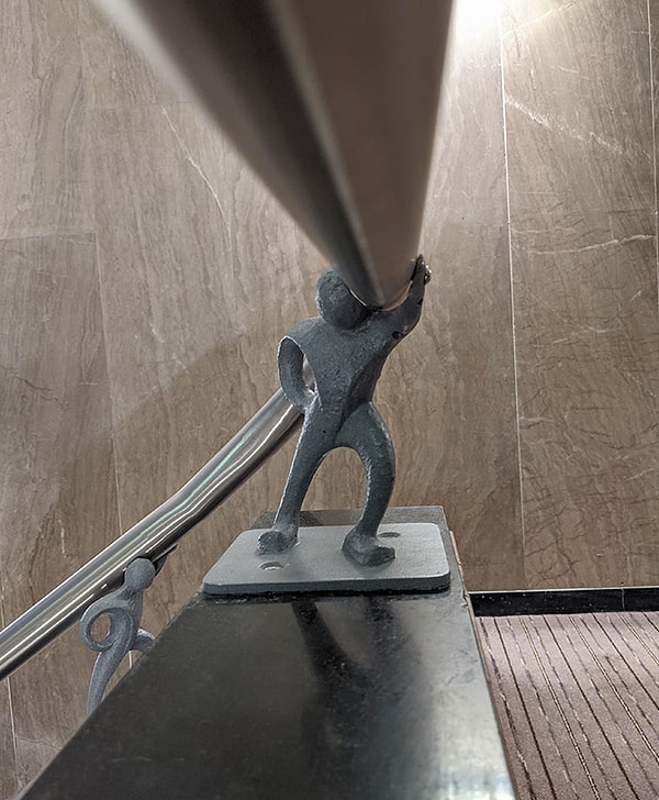 17. Металлические человечки держат перила