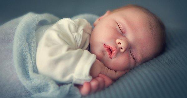 Bir çocuğum olmadan önce bütün bebeklerin uyuduğunu düşünürdüm. Uykuya düşkün biri olarak da aklıma en çok takılan konulardan biri buydu aslında.