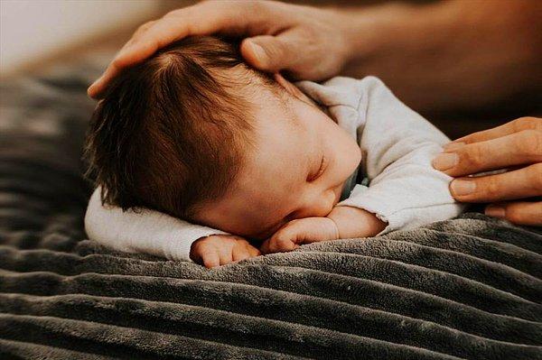 Uyku eğitimi profesyonel bir destek almadan bebeğin ebeveynleri ya da onunla ilgilenen kişi tarafından da verilebilir.