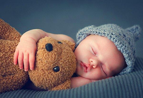 Bebeğin uyumaması psikolojik ve fiziksel olarak anneyi ya da onun bakımını sağlayan birincil kişileri de doğrudan etkiliyor. Tamamen kendimden biliyorum :)