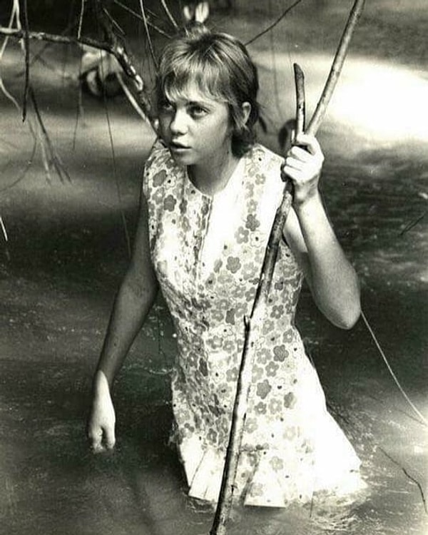 10. В 1971 году 17-летнюю Джулиану Кёпке выбросило из самолета после того, как в него ударила молния. Она упала на землю с высоты 3,2 км, была привязана к своему сиденью и выжила после того, как провела 10 дней в джунглях Амазонки.