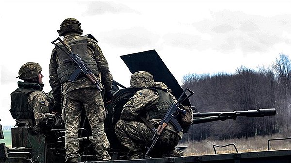 Altı yabancı asker, üniformaları kabul ettiklerini belirten bir belge dışında herhangi bir sözleşme imzalamadıklarını, kendilerini hızlı şekilde silah teklif edildiğini söylediler.