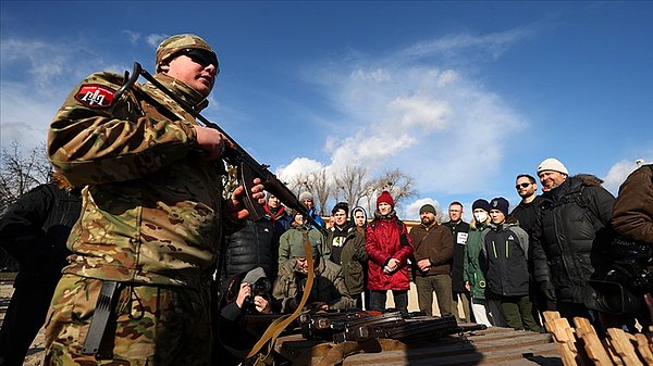 Saldırıdan sonra askeri üsteki kargaşadan biraz ayrı kalmak isteyen grup Lviv kentine gitmeye karar verdi ve silahlarını teslim ettiklerini söylediler.