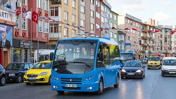 İstanbul özel halk otobüsü, minibüs ve servis işletmecileri taşıma ücretlerinde yüzde 35-60 arasında artış talep etti.