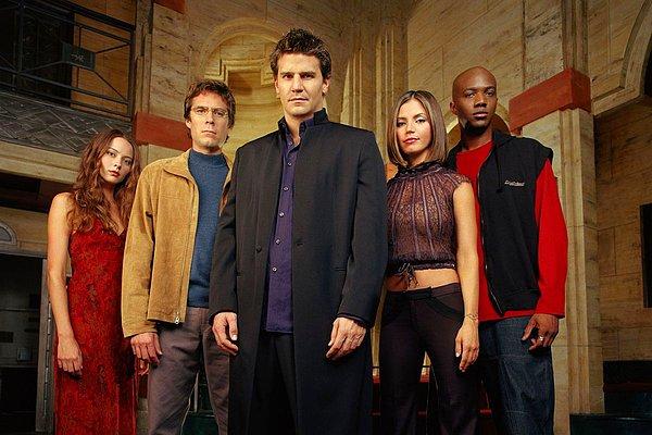 Parton, dizinin setine yaptığı sınırlı ziyaretler ve nadiren oyuncularla karşılaşmalarına rağmen Buffy'deki rolünden ve Angel adlı spin-off dizisindeki yapımcılık görevinden memnuniyetini dile getirdi.