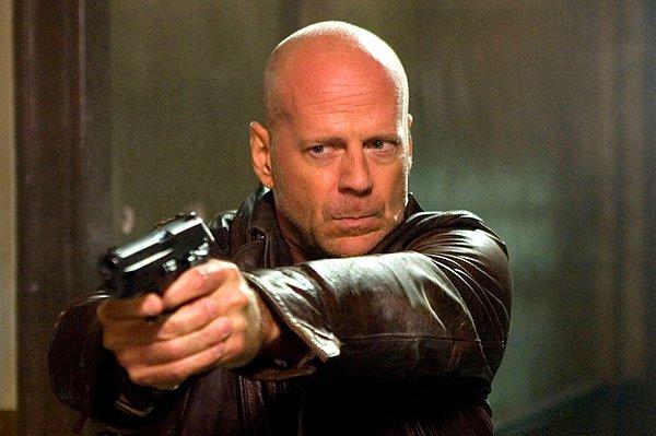 6. Bruce Willis’in demans ile mücadele ettiği, bu sebeple projelerin hemen hepsini kabul edip zor zamanlar yaşadığı iddia edildi.