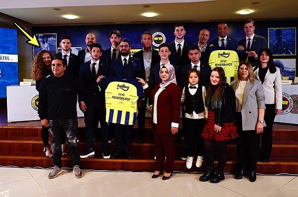 Ferdi Kadıoğlu, Fenerbahçe'de geçirdiği 4 yılın ardından geçtiğimiz gün 4 senelik yeni bir sözleşmeye imza atarak kendisini sarı lacivertli kulübe adadı. En mutlu anında yanındaki isim Sera Vrij'ydi.