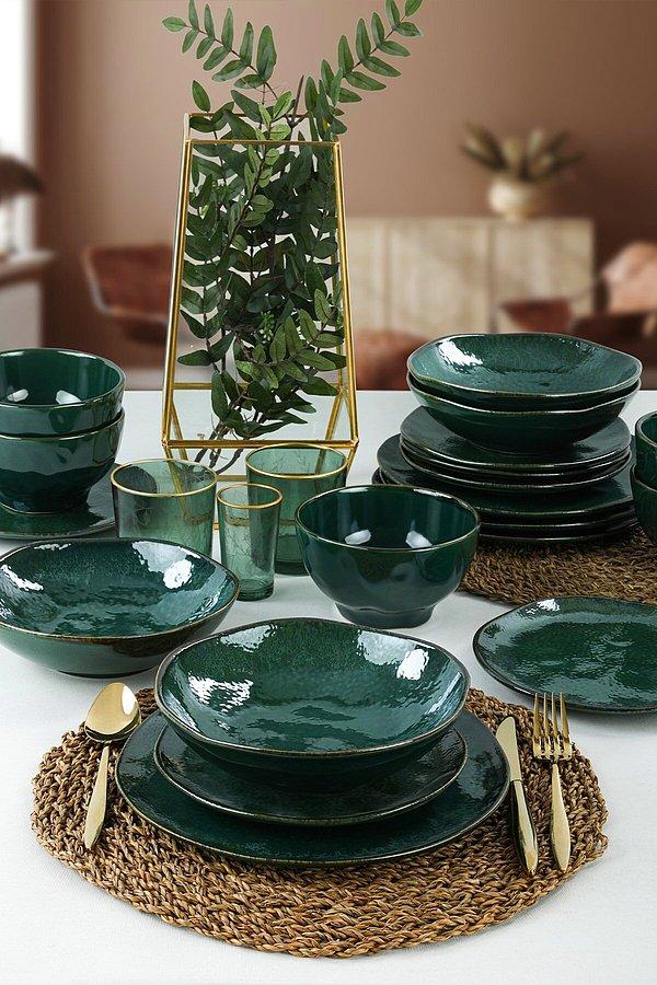 2. Keramika'dan zümrüt yeşili çok sade ve şık bir yemek takımı.