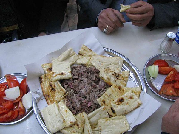 20. Denizli-Denizli Kebabı. Beş-altı nesildir Denizlili ustalar tarafından yapılan bu kebabın özelliği el ile yenilmesidir. Denizli Kebabı yaşını doldurmamış erkek kuzulardan yapılır. Sakız ağacının gövdesinden ve kollarından kesilen kütükler pişirmede kullanılır.