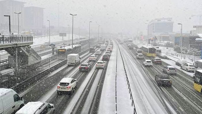 İstanbul Valisi'nden Kar Yağışı Uyarısı: Trafiğe Çıkmayın!