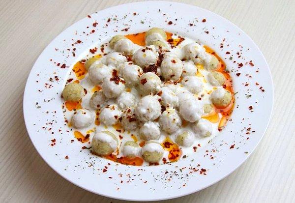 24. Erzincan-Lopuk. Erzincan'ın en yöresel yemeklerinden olan lopuk, bulgur köftesidir. Anadolu'nun tahılı olan bulgurun ana yemek olarak kullanıldığı bir tür yokluk mutfağı icadıdır.