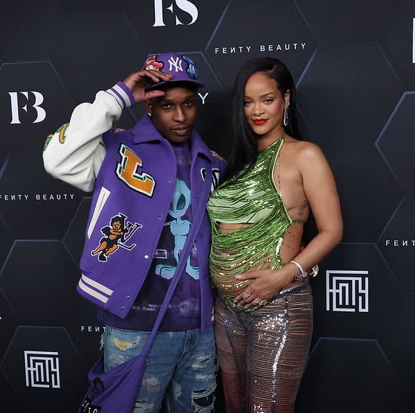 Еще в январе Рианна сообщила, что она и ее бойфренд A$AP Рокки ждут своего первого ребенка, и гордо продемонстрировала свой животик на фотосессии в Нью-Йорке.