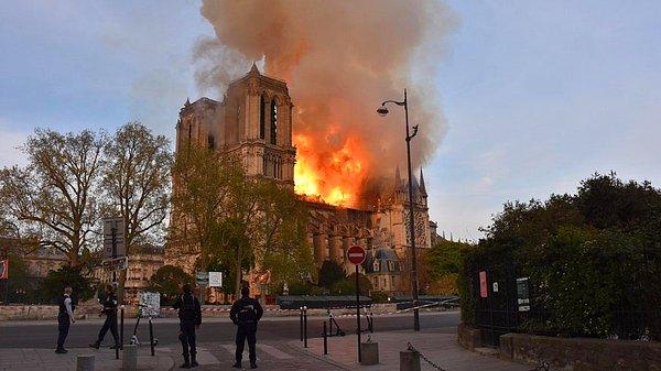 2019 yılının en kötü felaketlerinden biri olan Notre Dame Katedrali yangını, Paris'in en ünlü simgelerinden birine çok büyük zarar vermişti.