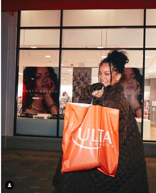 Беременность 34-летней поп-звезды подозревали давно, в течение нескольких недель после того, как ее неоднократно замечали в мешковатой одежде и прикрывающей живот большими сумками.