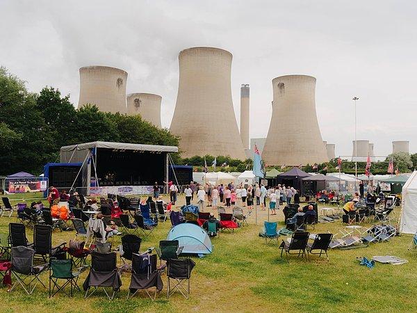 İngiltere’de santralin dibinde düzenlenen bir müzik festivalinden bir kare. 👇