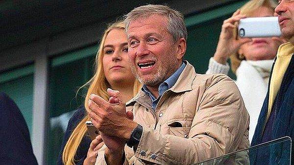 Ardından da Chelsea kulübünün sahibi Rus milyarder Roman Abramovich’in Vladimir Putin ile olan ilişkilerinden dolayı İngiltere’de yaşamasının yasaklandığı iddia edilmişti.