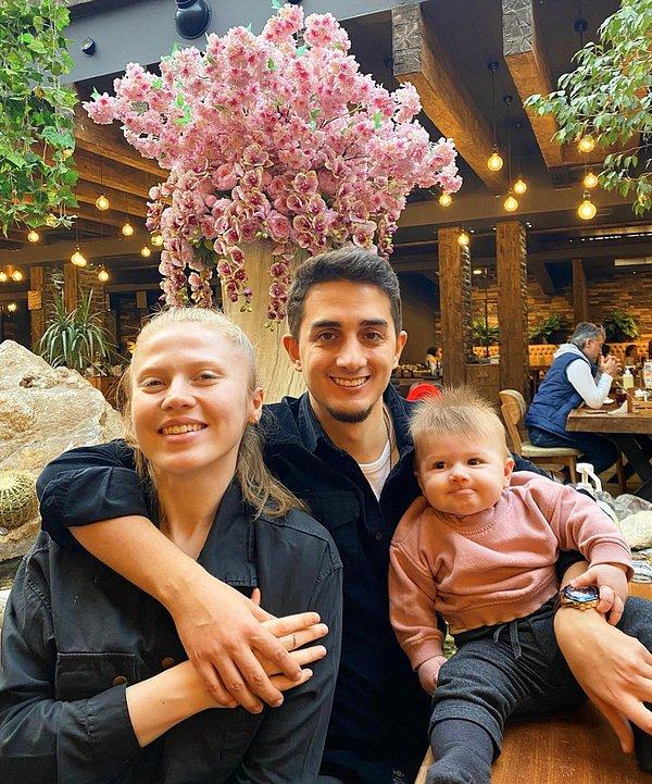 Çenet ilk kez eşinin ve çocuğunun fotoğrafını Instagram hesabından "Sevgili karım ve kızımla aile zamanı" notuyla paylaştı.