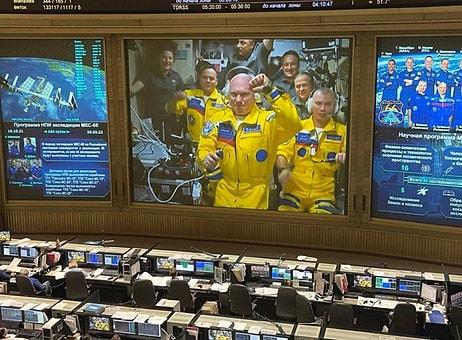 Rus Kozmonotlar Uluslararası Uzay İstasyonu'na Ukrayna Bayrağı Renkli Kıyafetlerle Girdi