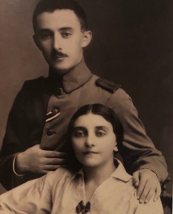 1922'de ise Tzipora Meirov ile evlenen genç Moshe'nin Ya'akov ve Haim adında iki oğlu ve Yael adında bir kızı olur.