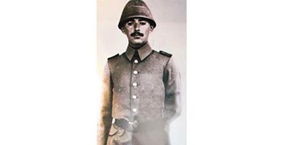 Genç Moshe ise hukuk eğitimi almak için İstanbul'a gelir. Ancak geldiği sırada I. Dünya Savaşı patlak verir ve hiç düşünmeden eğitimini yarıda keserek Türk ordusuna katılır.