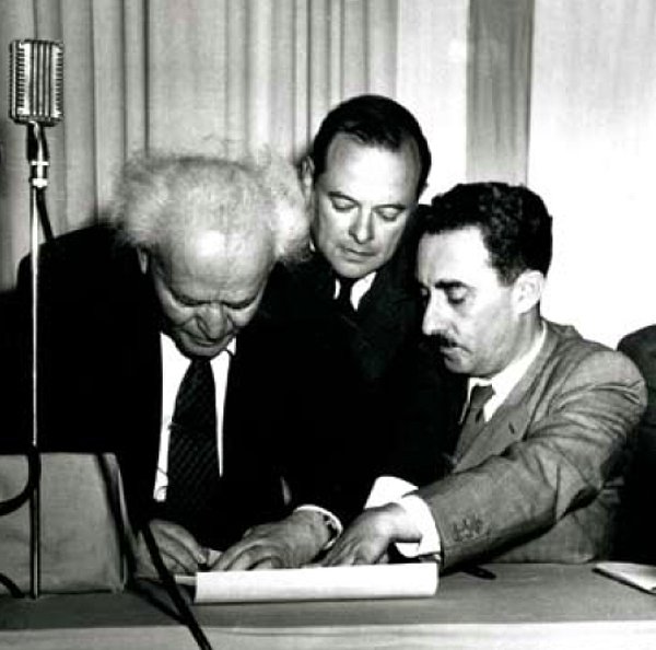 İsrail'in bağımsızlık bildirgesinde imzası bulunan Sharett, 1949'da meclise seçilir ve İsrail'in ilk dışişleri bakanı olur. Ülkenin BM'ye girmesini sağlar ve 1956 yılına kadar bu görevi üstlenir.