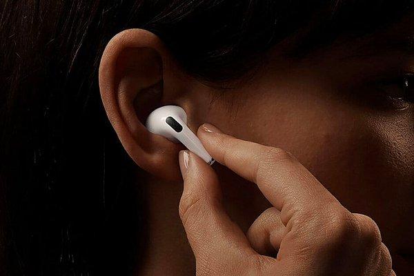Apple, iOS 12 sürümüyle birlikte işitme engelliler için 'Canlı Dinleme' adlı bir özellik getirdi. Söz konusu özellik, AirPods kulaklıklar ya da çeşitli işitme cihazlarıyla birlikte çalışıyor.