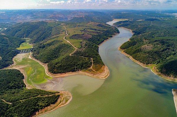 6. Alibeyköy Barajı'nda ki su seviyesinin hızla yükselmesiyle piknikçilerin kıyıya bıraktığı çöpler suya karışarak tahliye kapaklarında birikmeye başladı.