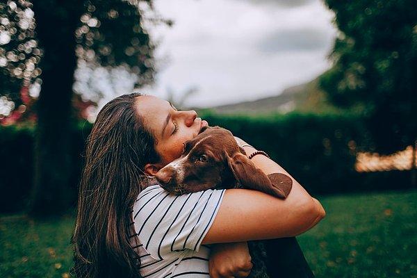 9. “Köpekler insanların üzüldüğünü hissedebilir ve genellikle o anda sahiplerini kucaklayarak onları mutlu etmeye çalışırlar.”