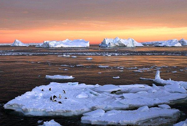 1. Yeryüzündeki yaşamı tehdit eden iklim krizi tüm ciddiyetiyle karşımızda duruyor. Gelen son bilgiler o korkunç yıkıma doğru yaklaşmakta olduğumuzu haber veriyor. İklim değişikliğine ilişkin yapılan son ölçümler Antarktika ve kuzey kutbunda "sıra dışı" ısı artışı yaşandığını ortaya koydu.