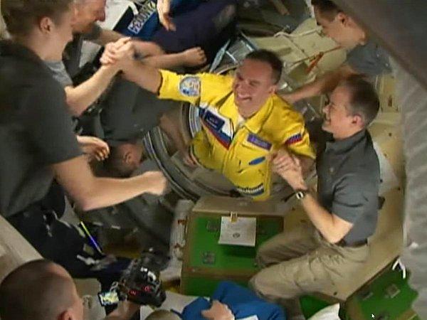 2. Rusya'nın uzay ajansı, Uluslararası Uzay İstasyonu'na varan kozmonotlarının sarı kıyafet giymelerine ilişkin açıklama yaptı. Açıklamada kozmonotlarının Ukrayna'yı desteklemek için mavi şeritli sarı elbiseler giymeyi seçtikleri yönündeki haberler reddedildi.