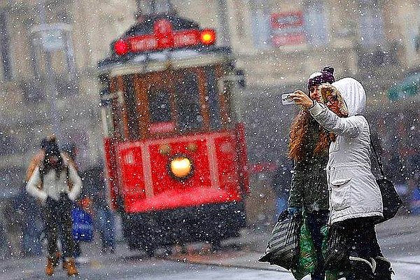 Bunun üzerine haber kanalları, meteoroloji ve vatandaş tek sorunun üzerine odaklandı: "Nisan ayında İstanbul'a kar yağacak mı?"