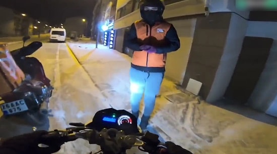 Yolda Kalan Kuryenin Yardımına Yetişen Motorcunun İçinizi Isıtacak Anları